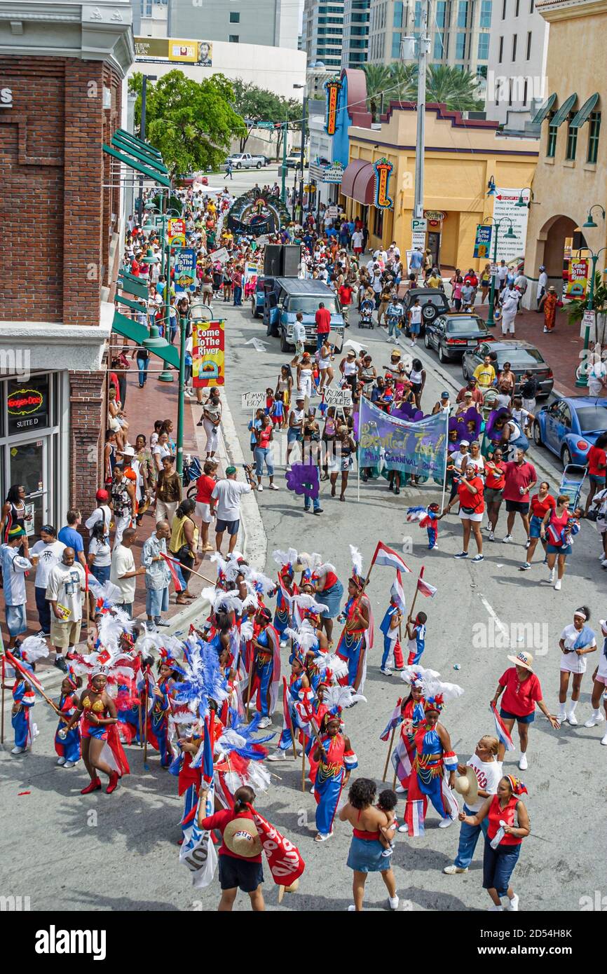 Florida Ft. Fort Lauderdale Caribbean Mardi Gras Junior Karneval, handgefertigte handgefertigte Kostüme Kostüm Outfit Outfits, Parade Prozession schwarz afrikanisch Stockfoto