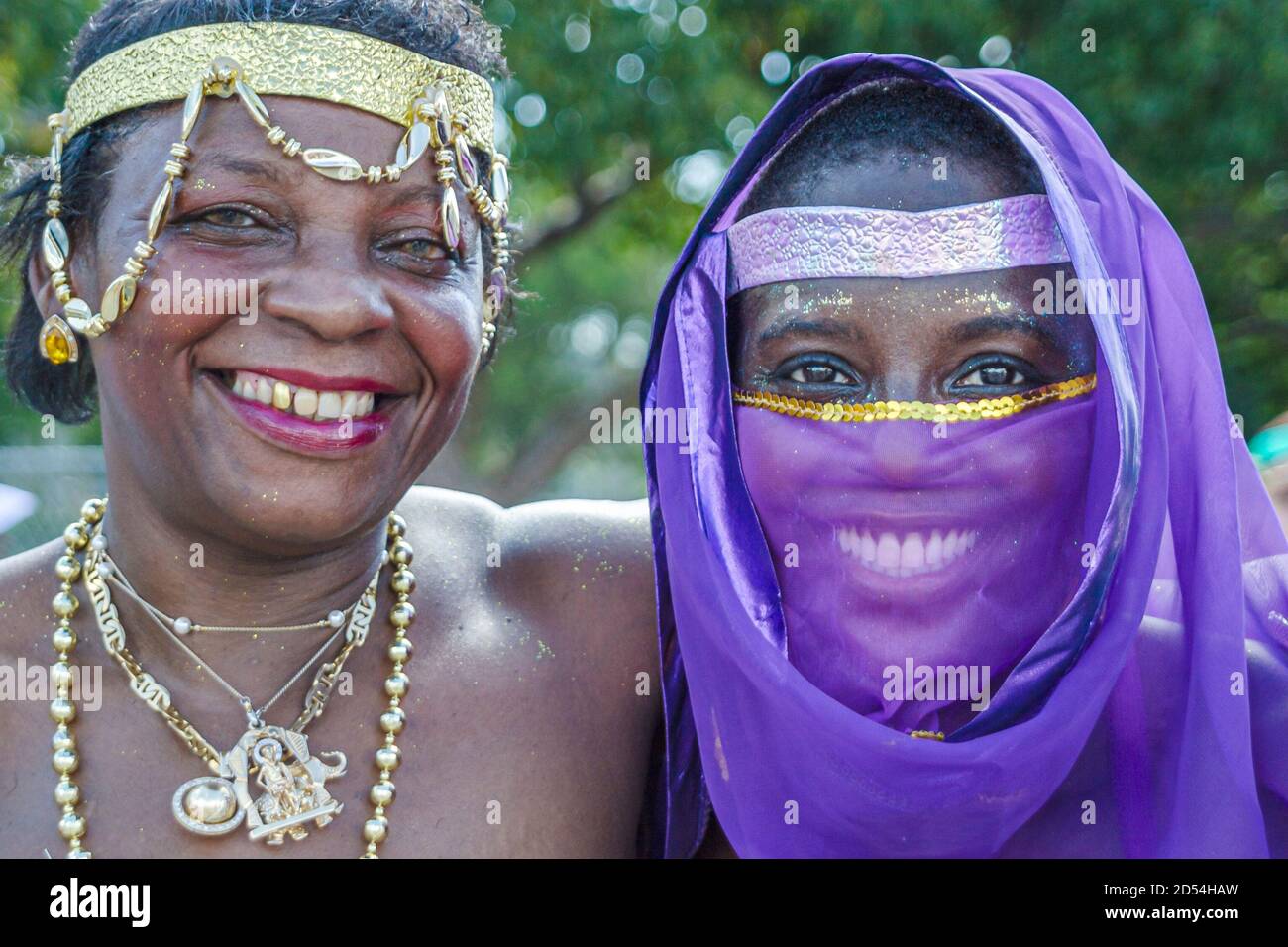 Miami Florida, Homestead Miami Carnival, Caribbean Mardi Gras Masqueraders Festival, Kostüm Kostüme Outfit Outfits, handgemachte Maske schwarz afrikanische Frau fe Stockfoto