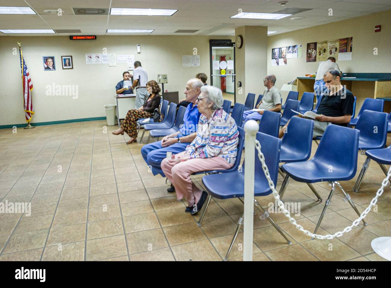 Miami Beach Florida, Büro der Sozialversicherungsverwaltung, innen warten die Klienten auf die Gäste, ältere Senioren Mann Frau weiblich männlich weiblich Paar, Stockfoto
