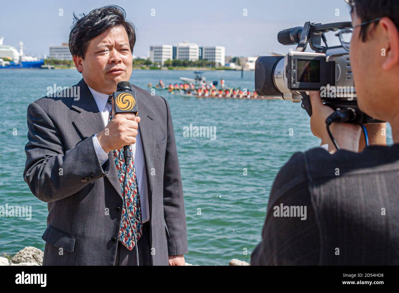 Miami Florida, Bayfront Park Hong Kong Dragon Boat Race Festival, asiatischer Mann, männlicher Medienreporter, der Fernsehübertragung berichtet, Mikrofon-Kameramann s Stockfoto