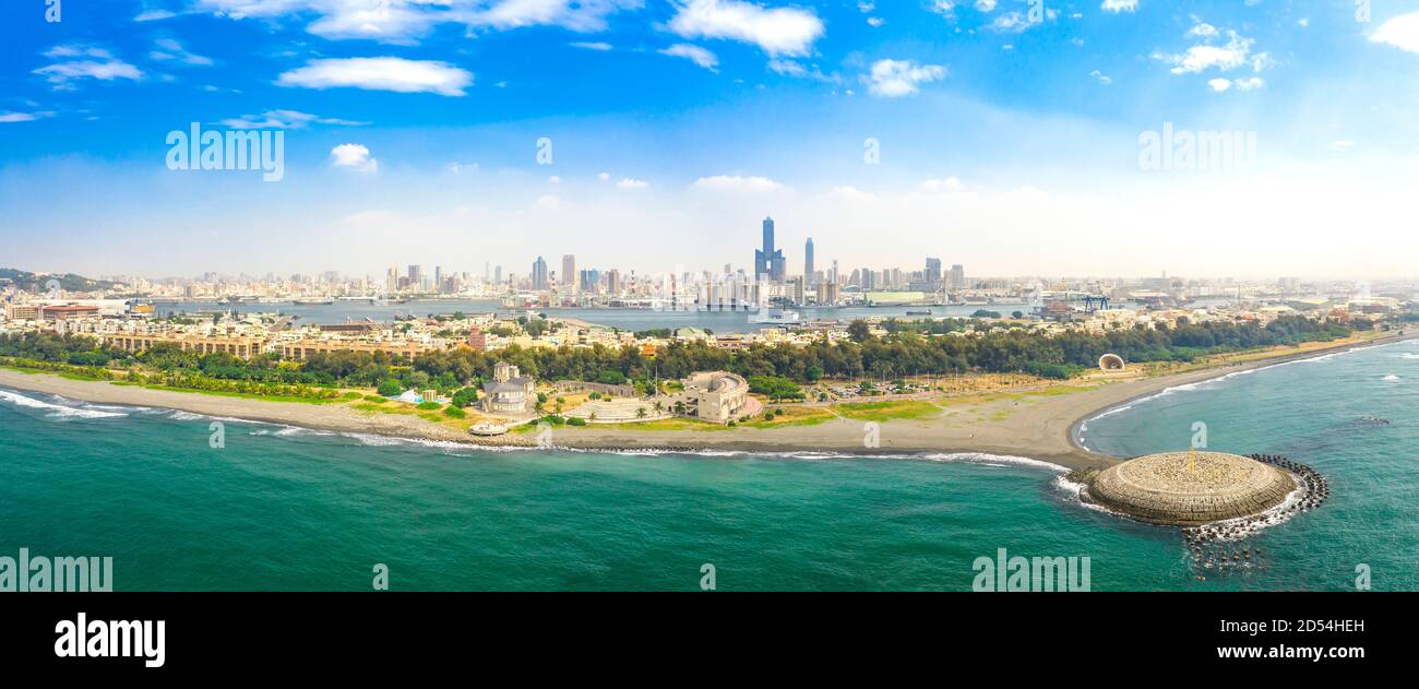 Luftbild Panorama von kaohsiung Stadthafen und cijin Strand. Taiwan. Stockfoto