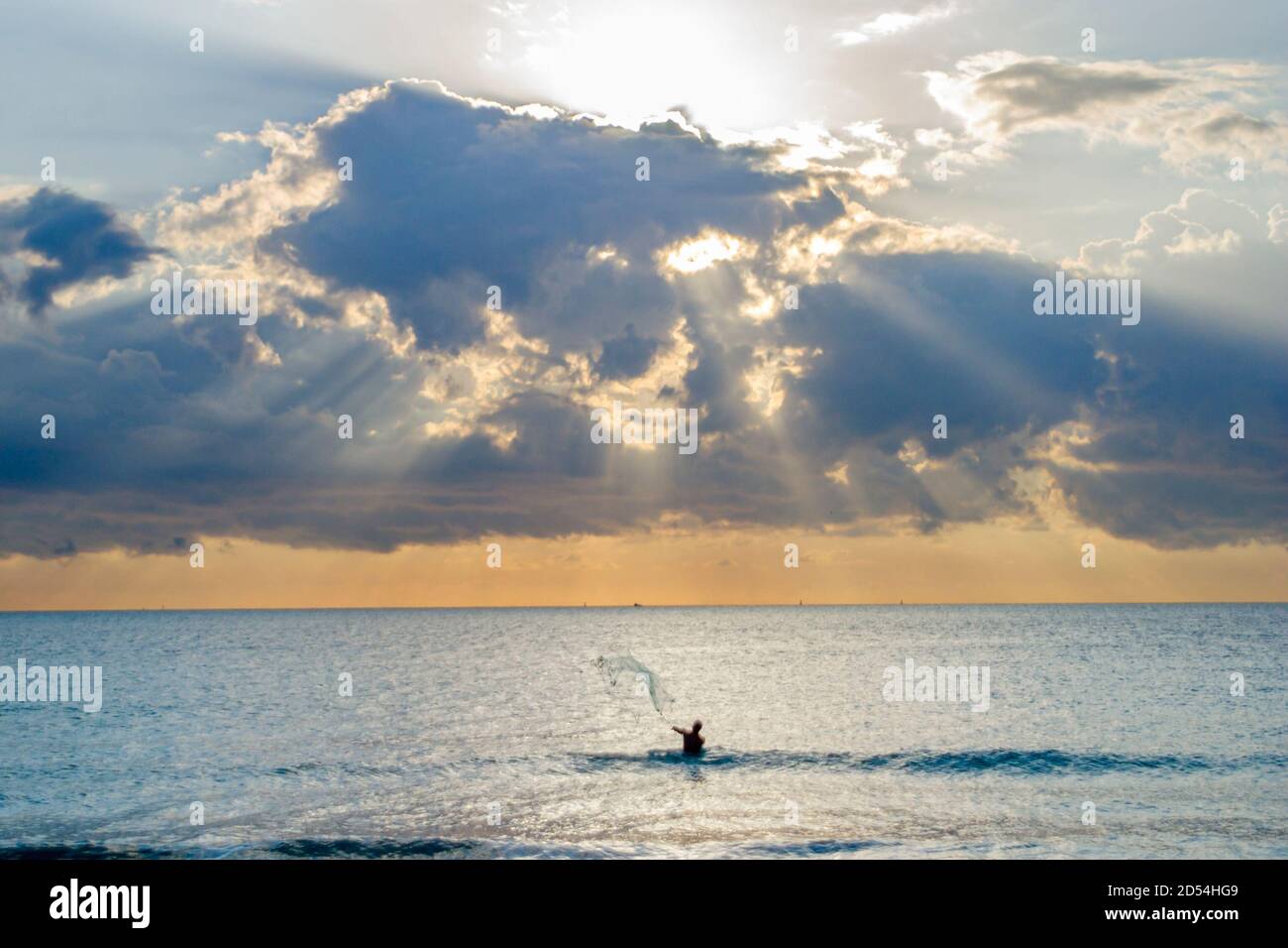 Miami Beach, Florida, Surfen im Atlantik, werfen werfen Fischernetz, Wassermann männlichen Silhouette silhouetted, Wolken, Stockfoto