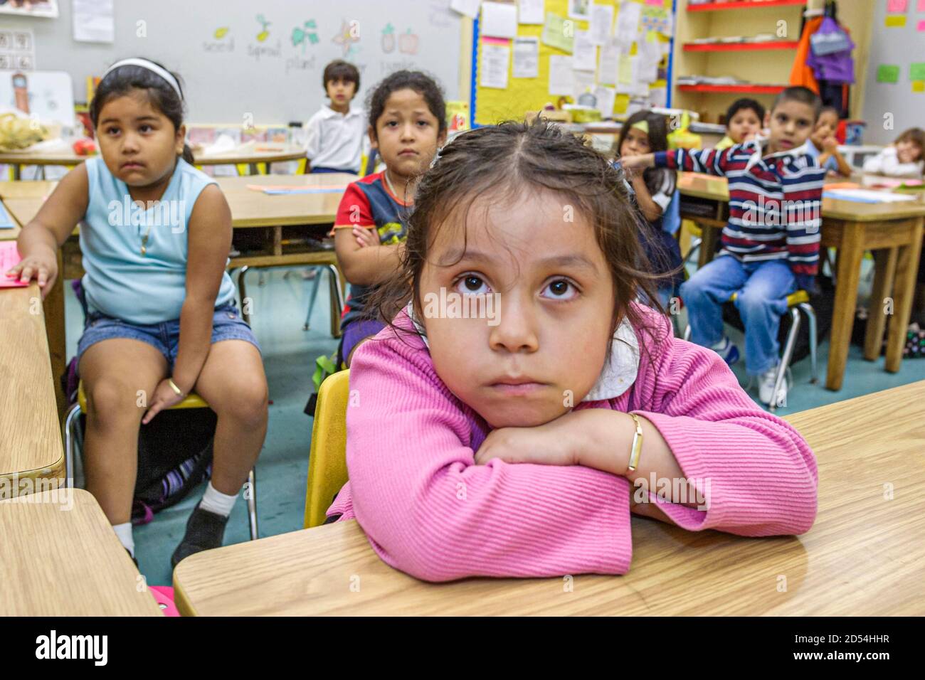 Miami Florida, Overtown, Frederick Douglass Elementary School, hispanische Studenten junge Jungen Mädchen, amerikanische Amerikaner Klasse Klassenzimmer suchen l Stockfoto