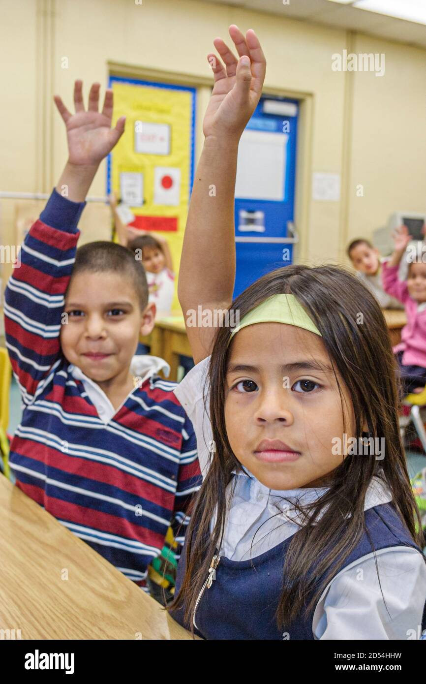 Miami Florida, Overtown, Frederick Douglass Elementary School, hispanische Studenten junge Jungen Mädchen, amerikanische Amerikaner Klasse Klassenzimmer angehoben ha Stockfoto