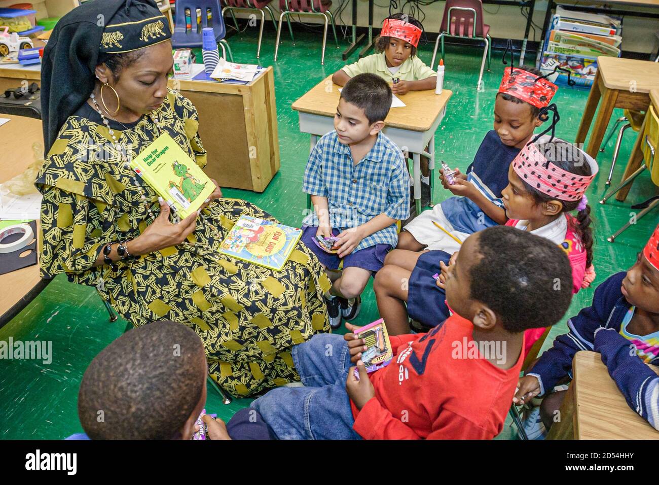 Miami Florida, Overtown, Frederick Douglass Elementary School, in Lehrerkleidung gekleidete Kleidung, literarisches Kostüm, Buch, fiktive Figur, Hispanic Black AF Stockfoto