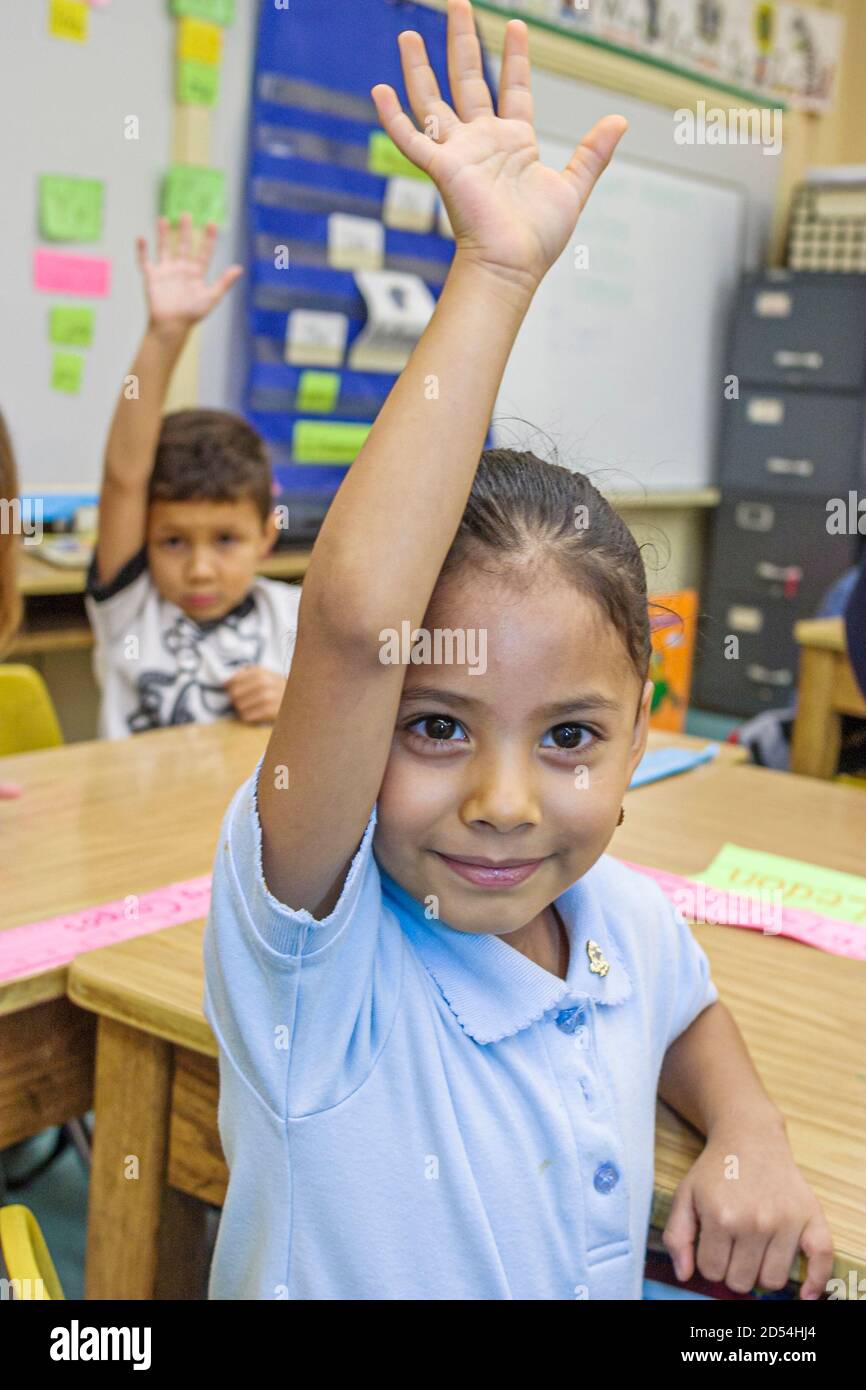 Miami Florida, Overtown, Frederick Douglass Elementary School, hispanische Studenten junge Jungen Mädchen, amerikanische Amerikaner Klasse Klassenzimmer angehoben ha Stockfoto