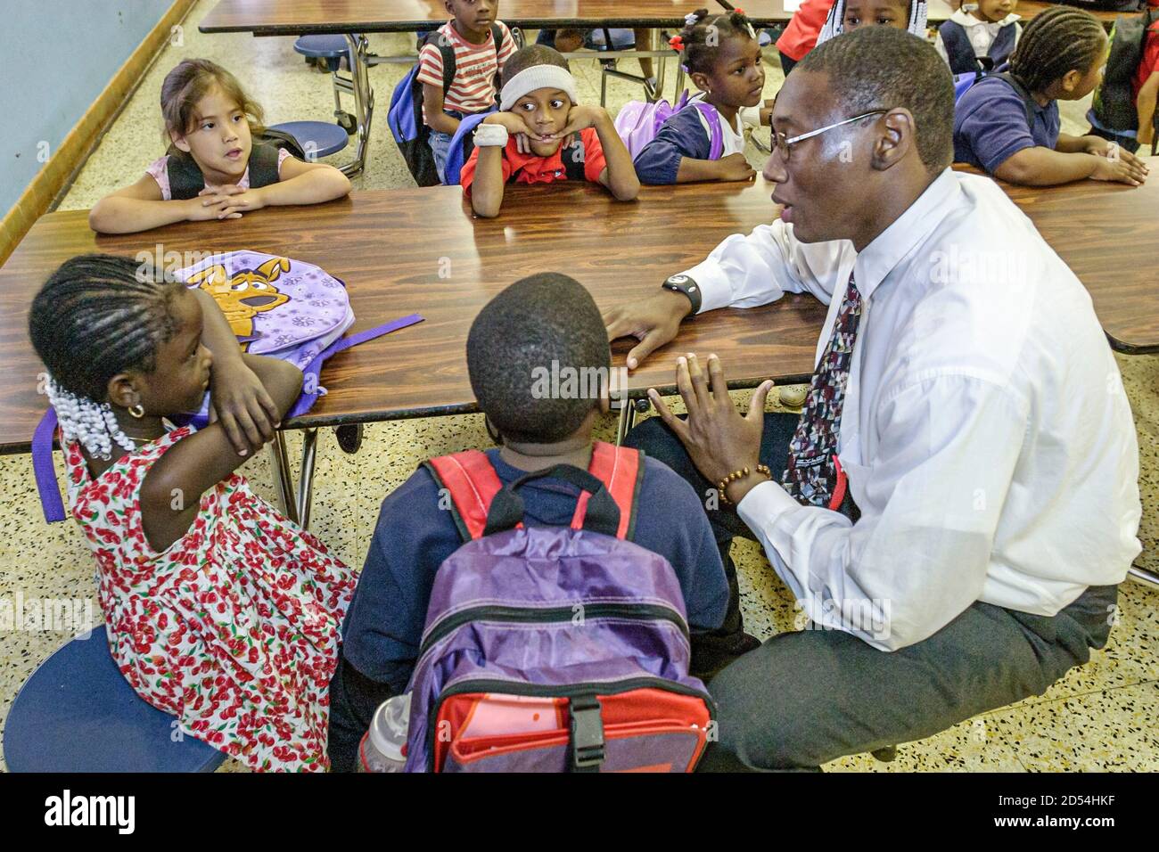 Miami Florida, Little Haiti Little River Elementary School, Red Ribbon Week, Anti-Drogen-Programm-Versammlung, Non Violence Project USA Speaker, Black African St. Stockfoto