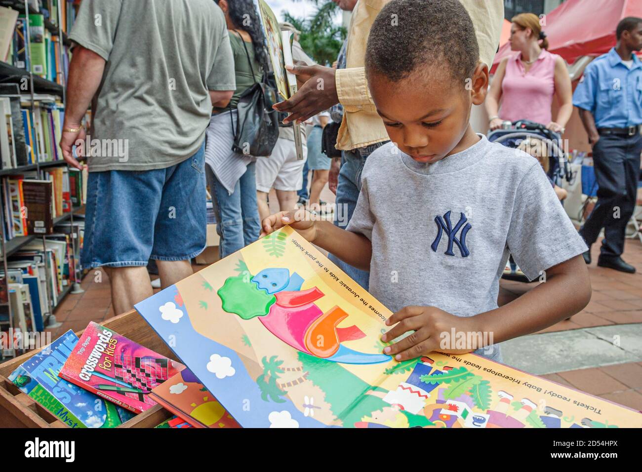 Miami Florida, Dade College Campus, Internationale Buchmesse Verkäufer Stall Bücher, Black African boy browsing Look suchen Kinderbücher, Stockfoto
