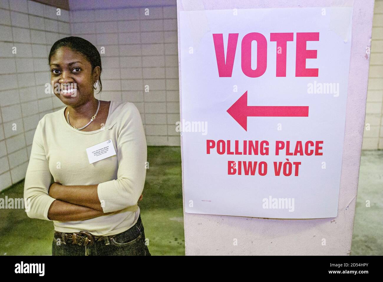 Miami Beach Florida, Wahltag, schwarzafrikanische Afrikanerinnen Frau Frauen, Wahllokal unterschreiben mehrere Sprachen Englisch Kreolisch, Stockfoto