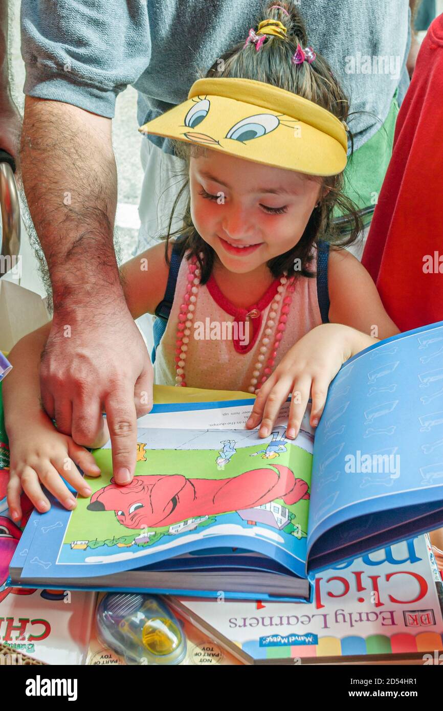 Miami Florida, Dade College Campus, Internationale Buchmesse Verkäufer Stall Bücher, Mann Vater Mädchen Tochter suchen Lesen Kinderbuch, Stockfoto