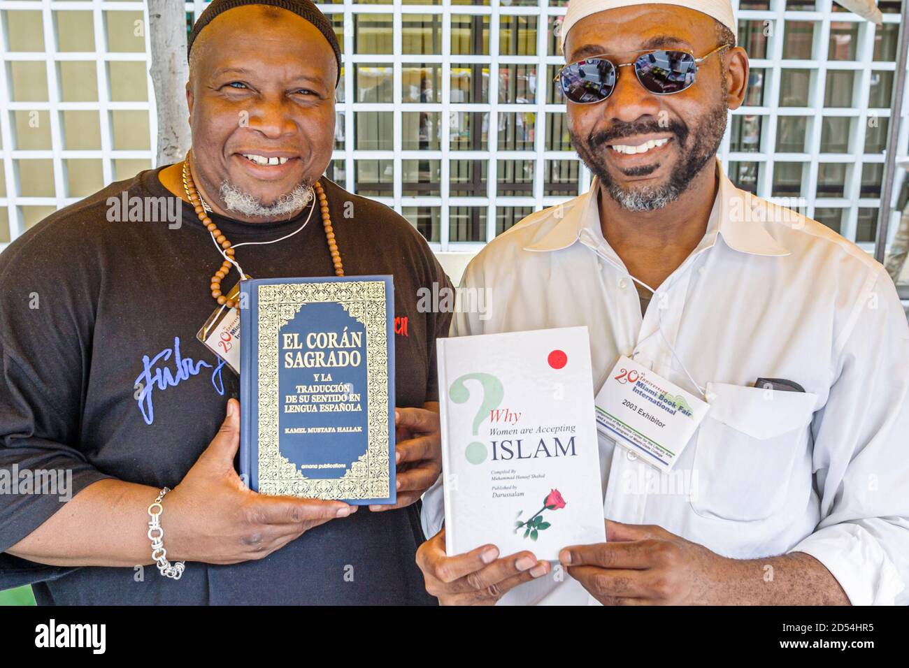 Miami Florida, Dade College Campus, Internationale Buchmesse Verkäufer Stall Bücher, Black African Muslim Autor Mann, Englisch Spanisch, Stockfoto