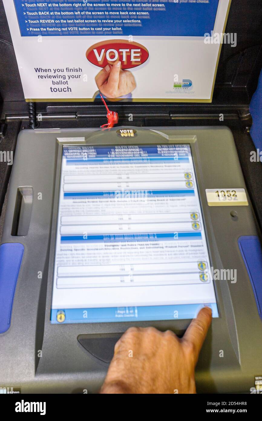 Miami Beach, Florida, Wahltag, Handpressen drücken Touchscreen computerisierte Wahlmaschine, Stockfoto