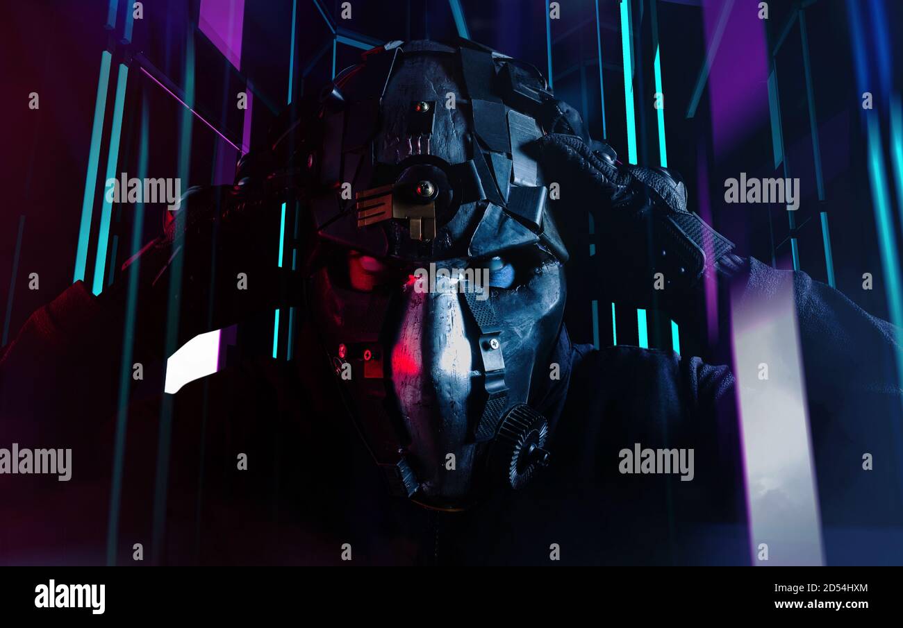 Foto eines robotisierten futuristischen Soldaten, der auf neonhellem Hintergrund eine Maske aufsetzt. Stockfoto