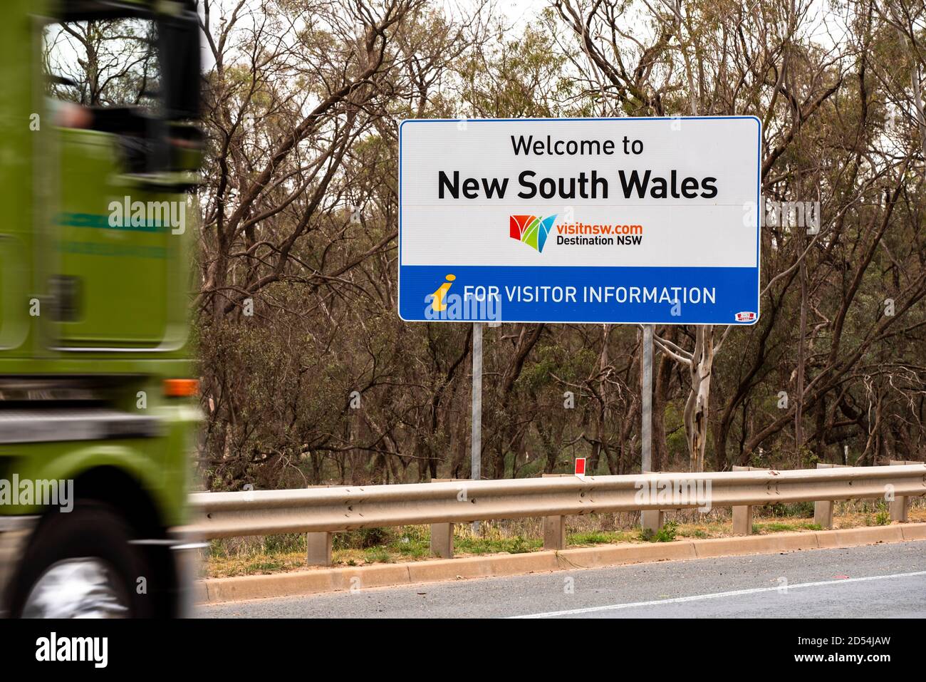 Grenzschild in New South Wales bei NSW und Victoria mit LKW-Fahrt vorbei, Australien Stockfoto