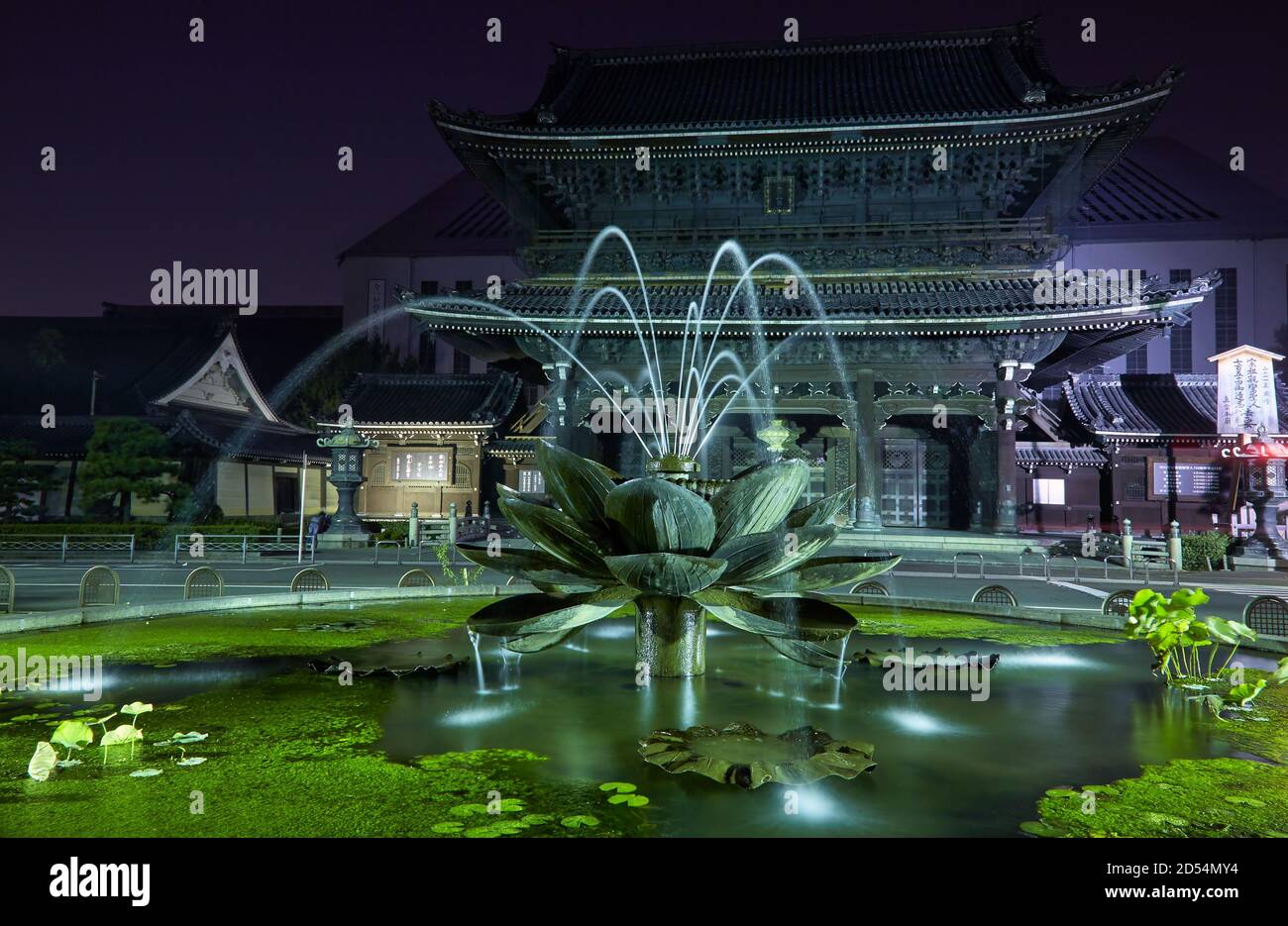 Der Blick auf den beleuchteten Lotusbrunnen vor dem Founder's Hall Gate (Goei-do Mon) des Higashi-Honganji Temple bei Nacht. Kyoto. Japan Stockfoto