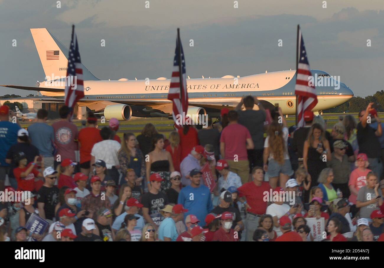 12. Oktober 2020 - Sanford, Florida, Vereinigte Staaten - US-Präsident Donald Trump kommt auf Air Force One für eine Make America Great Again Rallye, seine erste Wahlkampfveranstaltung seit dem Vertrag COVID-19, auf Orlando Sanford International Airport am 12. Oktober 2020 in Sanford, Florida. (Paul Hennessy/Alamy) Stockfoto