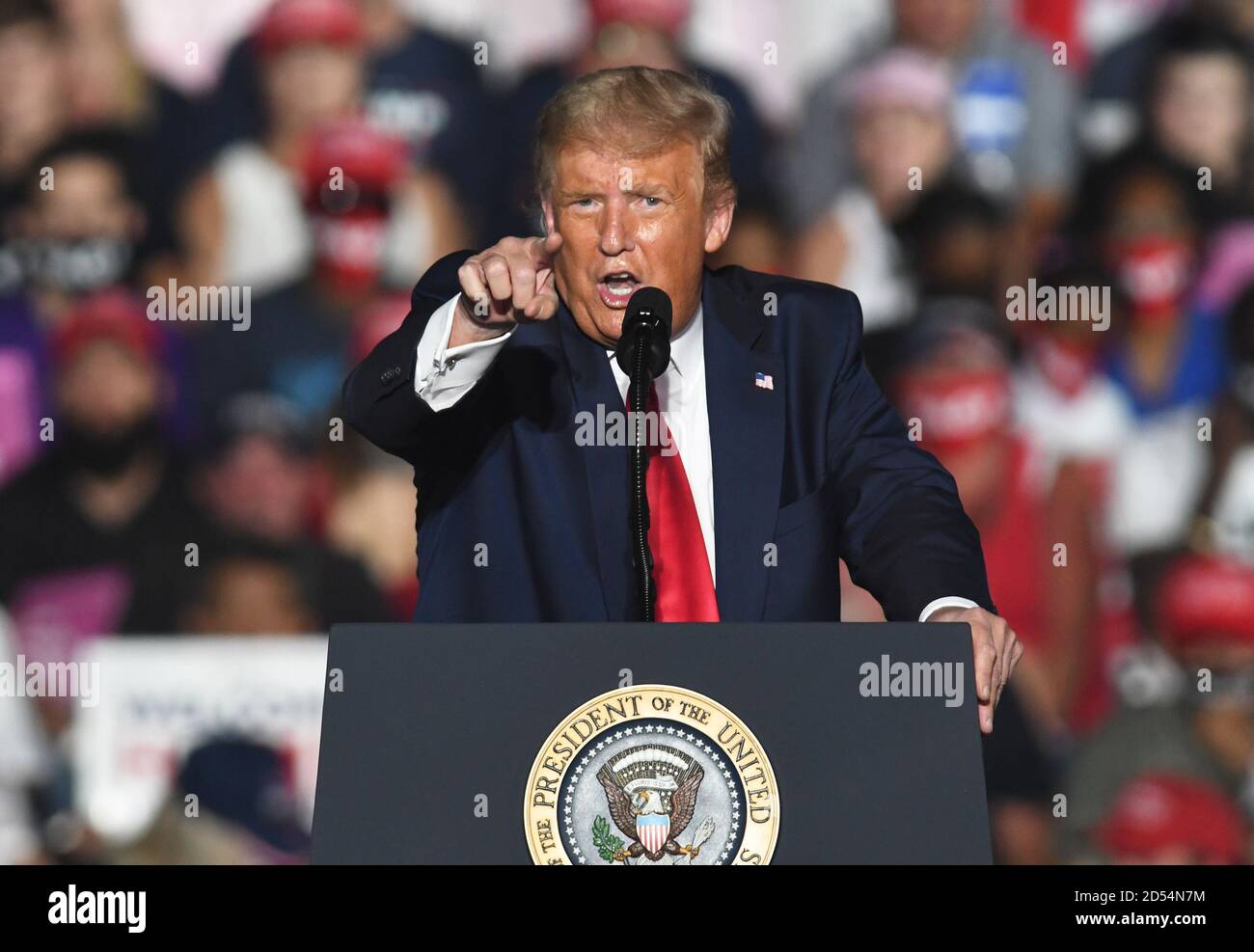 12. Oktober 2020 - Sanford, Florida, Vereinigte Staaten - US-Präsident Donald Trump spricht bei einer Make America Great Again Rallye, seiner ersten Wahlkampfveranstaltung seit dem Vertragsabschluss COVID-19, am Orlando Sanford International Airport am 12. Oktober 2020 in Sanford, Florida. (Paul Hennessy/Alamy) Stockfoto