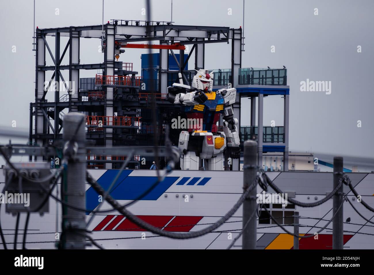 In der Gundam-Fabrik in Yokohama wird Gundam in Originalgröße in Bau gebracht. Stockfoto
