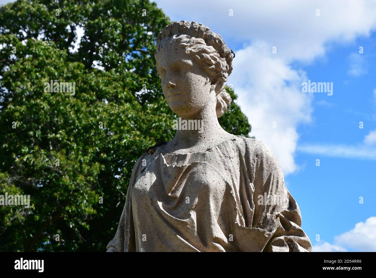 Griechische Göttin Statue in einem britischen Garten, England, Großbritannien Stockfoto