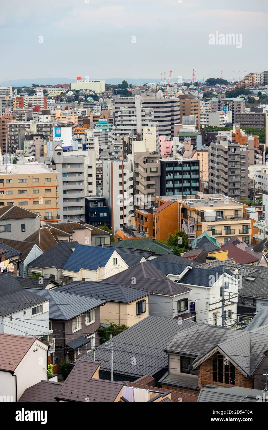 Typische japanische Stadt während des Tages. Dichte Bevölkerung. Stockfoto