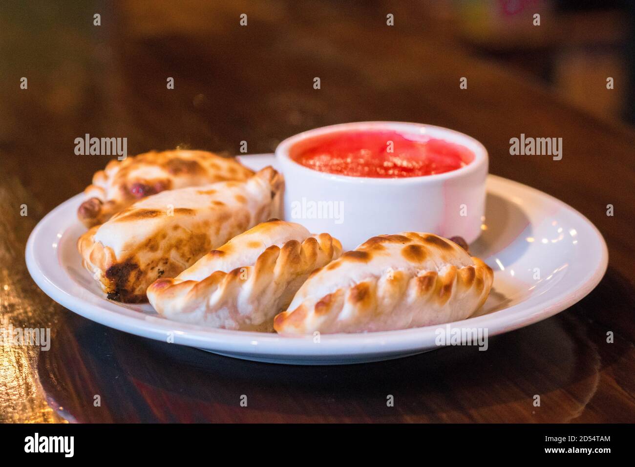 Nahaufnahme Empanada mit heißer Sauce Stockfoto