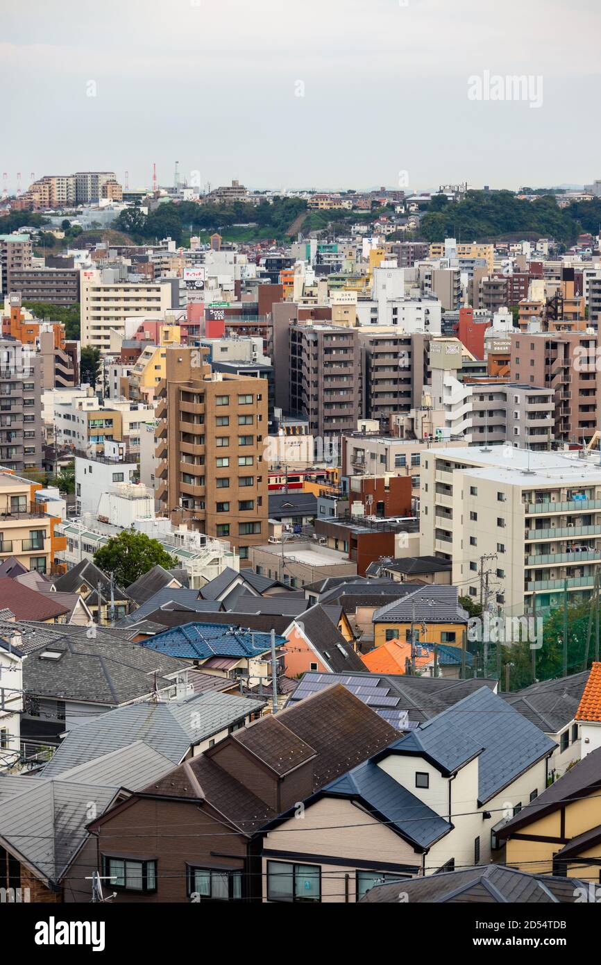 Typische japanische Stadt während des Tages. Dichte Bevölkerung. Stockfoto