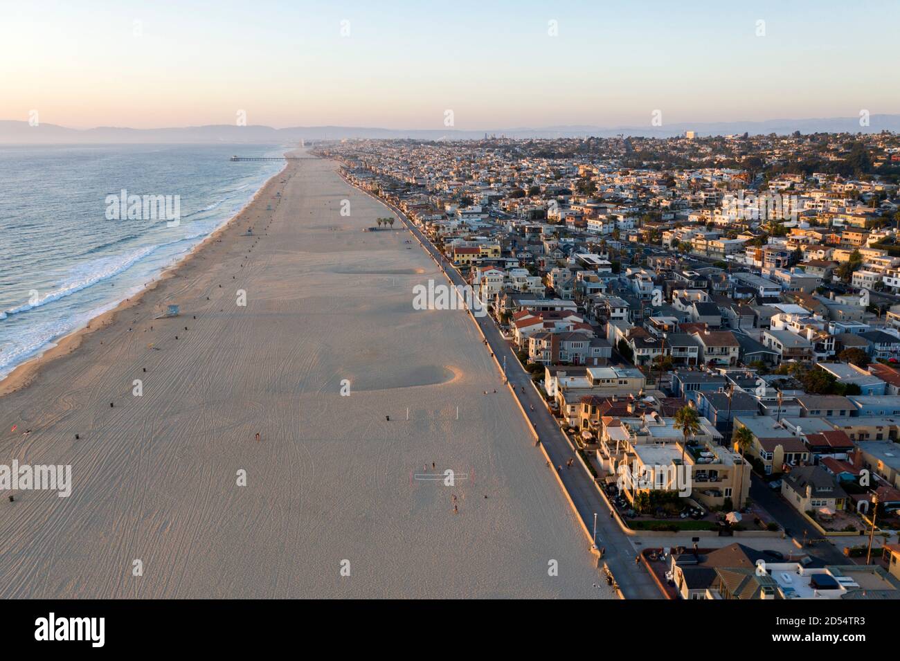 Luftaufnahme mit Blick nach Norden am Sandstrand von Hermosa Beach, Kalifornien Stockfoto