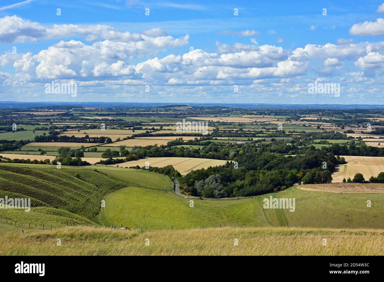 Blick von Uffington White Horse und Uffington Castle, Oxfordshire, Großbritannien. Die Wellen, die als die Schritte des Riesen bezeichnet werden, sind links im Bild zu sehen. Stockfoto