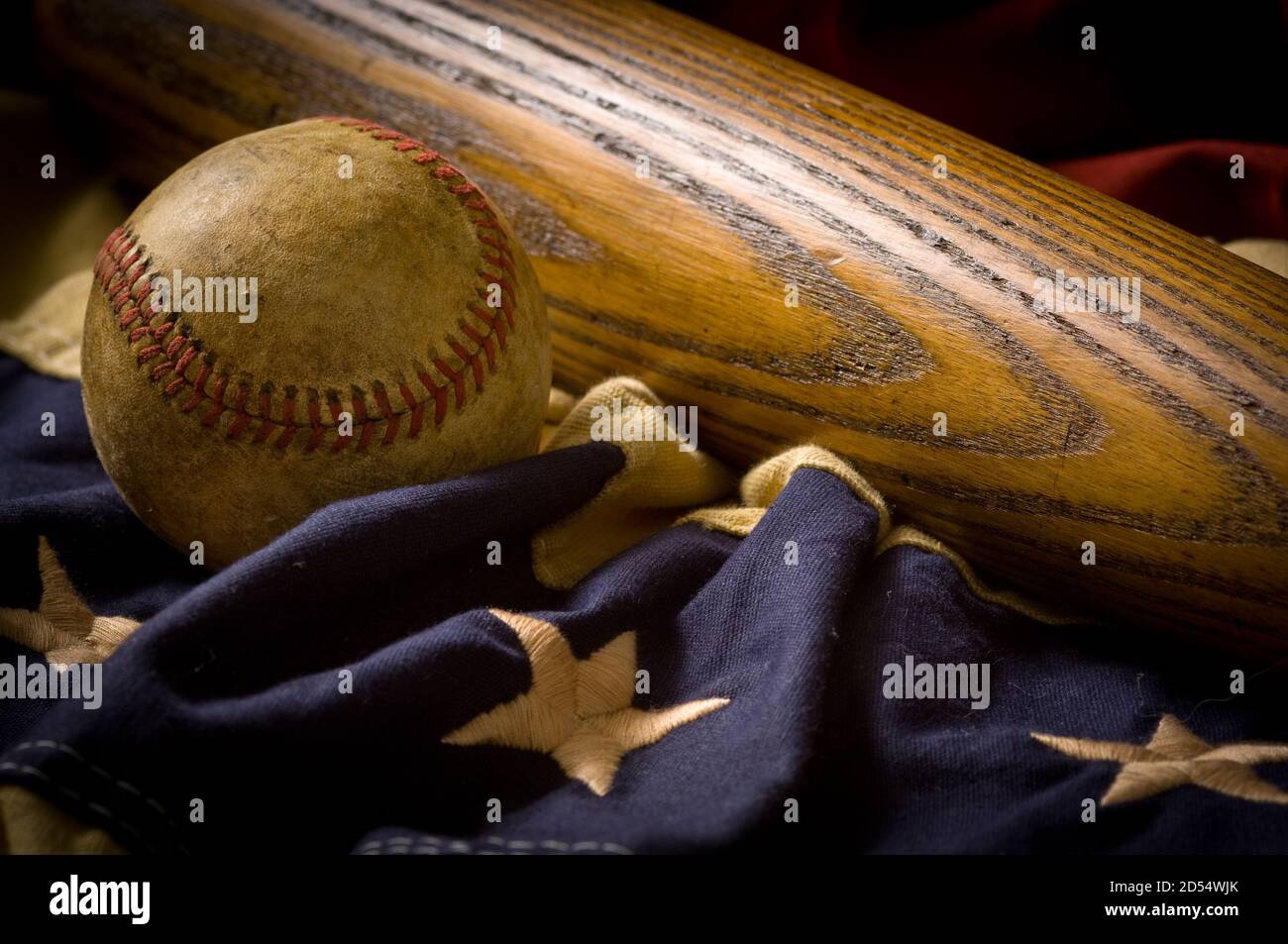Vintage, antike Baseballausrüstung auf American Flag Bunting Stockfoto
