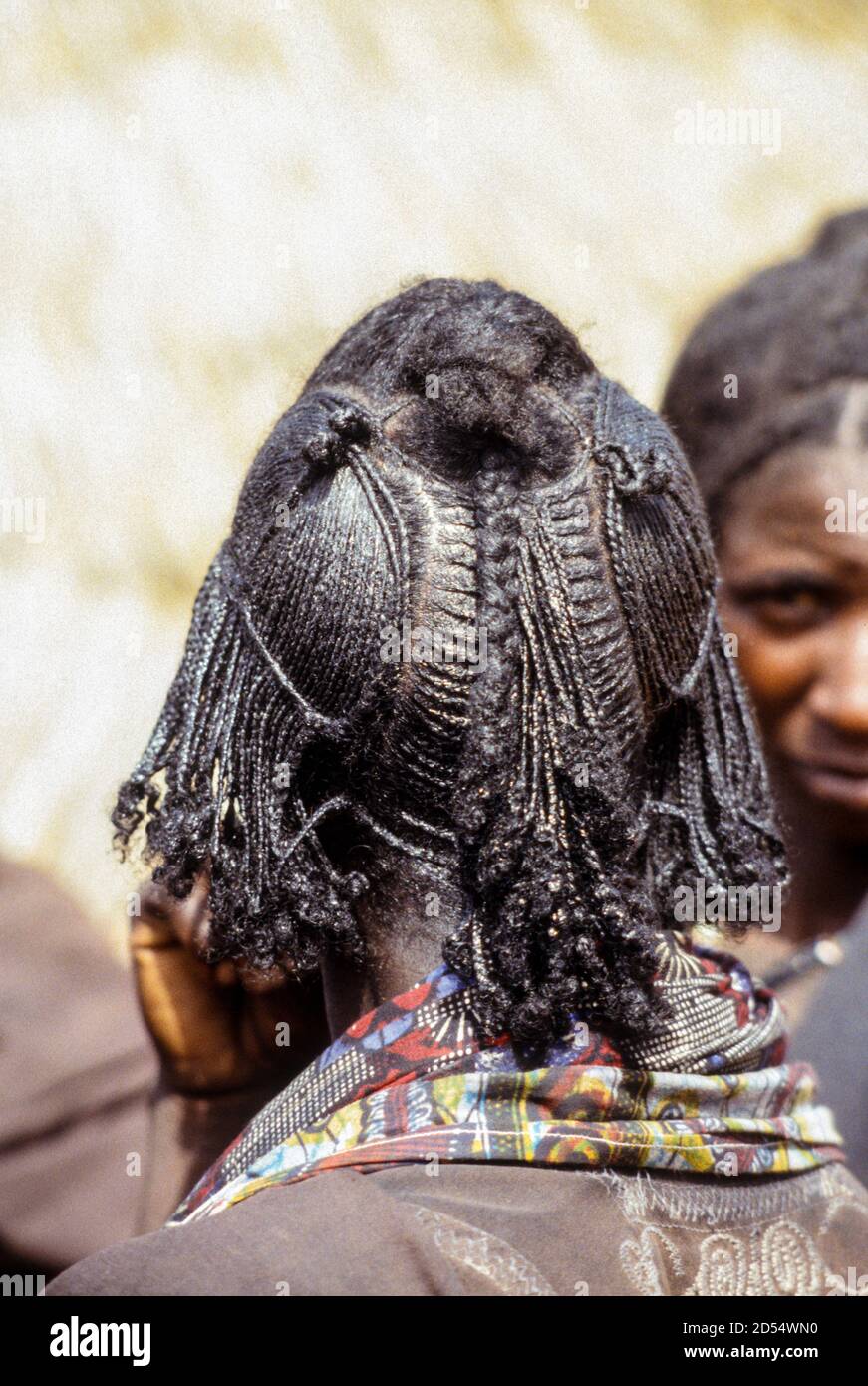Frisur einer jungen Bella Frau. Die Bella sind die traditionellen Sklaven der Tuareg. Niger. Fotografiert Im September 1997. Stockfoto