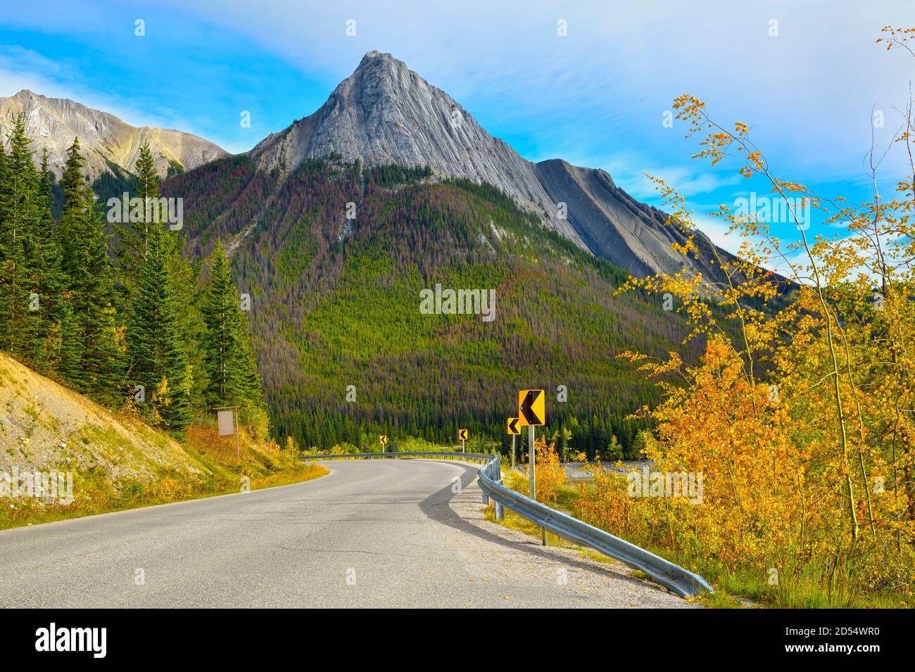 Eine Herbstszene entlang des Medicine Lake an einer scharfen Ecke mit dem Annunciation Peak im Hintergrund im Jasper National Park, Alberta, Kanada. Stockfoto