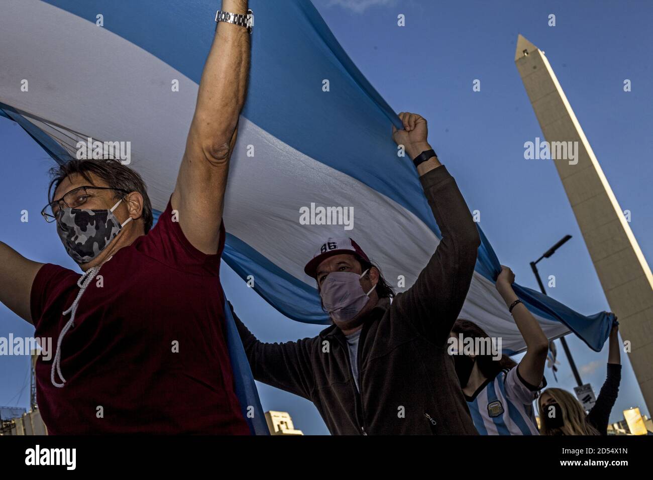 Buenos Aires, Bundeshauptstadt, Argentinien. Oktober 2020. Die gegen die nationale Regierung opponierenden Sektoren haben sich heute, Montag, den 12. Oktober, dem Tag der Achtung der kulturellen Vielfalt (früher Tag der Entdeckung Amerikas) am Obelisken der Stadt Buenos Aires, erneut versammelt. Und einige andere Punkte des Landes, um gegen die Quarantäne, Justizreform, die Vertreibung der drei Richter, die Untersuchung Cristina FernÃ¡ndez de Kirchner (CFK), die Verschärfung der Dollar-Aktien und "zur Verteidigung der Republik" zu protestieren, unter vielen anderen Slogans.Dies ist die achte Demo Stockfoto