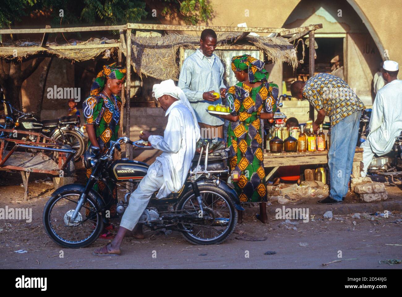 Zinder, Niger. Marktverkäufer von Kola-Muttern, Orangen und Benzin. Fotografiert Im Februar 1999. Stockfoto