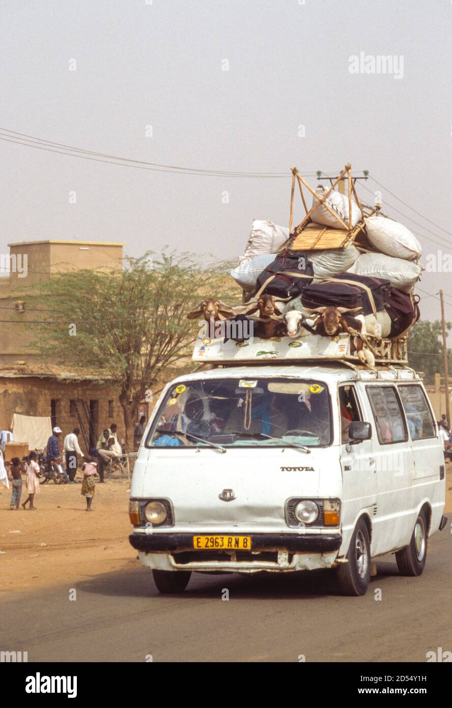 Niamey, Niger. LKW stark beladen auf der Oberseite mit Fracht und Schafen auf dem Weg zum oder vom Markt. Fotografiert Im März 1999. Stockfoto