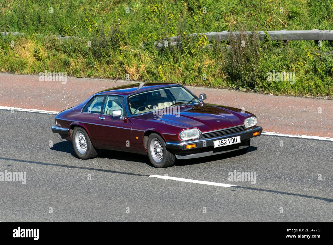 1992 90s kastaniender Jaguar XJ-S 4.0; Fahrzeugverkehr, bewegliche Fahrzeuge, Autos, Fahrzeugfahrten auf britischen Straßen, 90s-Motoren, 90s-Jag-Fahrten auf der Autobahn M6, britisches Straßennetz. Stockfoto