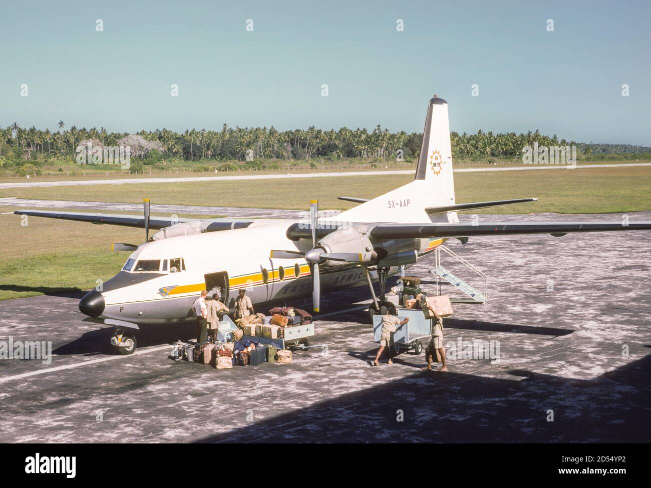 Sansibar. East African Airways Fokker F27 Friendship lädt Fracht am Flughafen Sansibar. Fotografiert Im Oktober 1969. Stockfoto