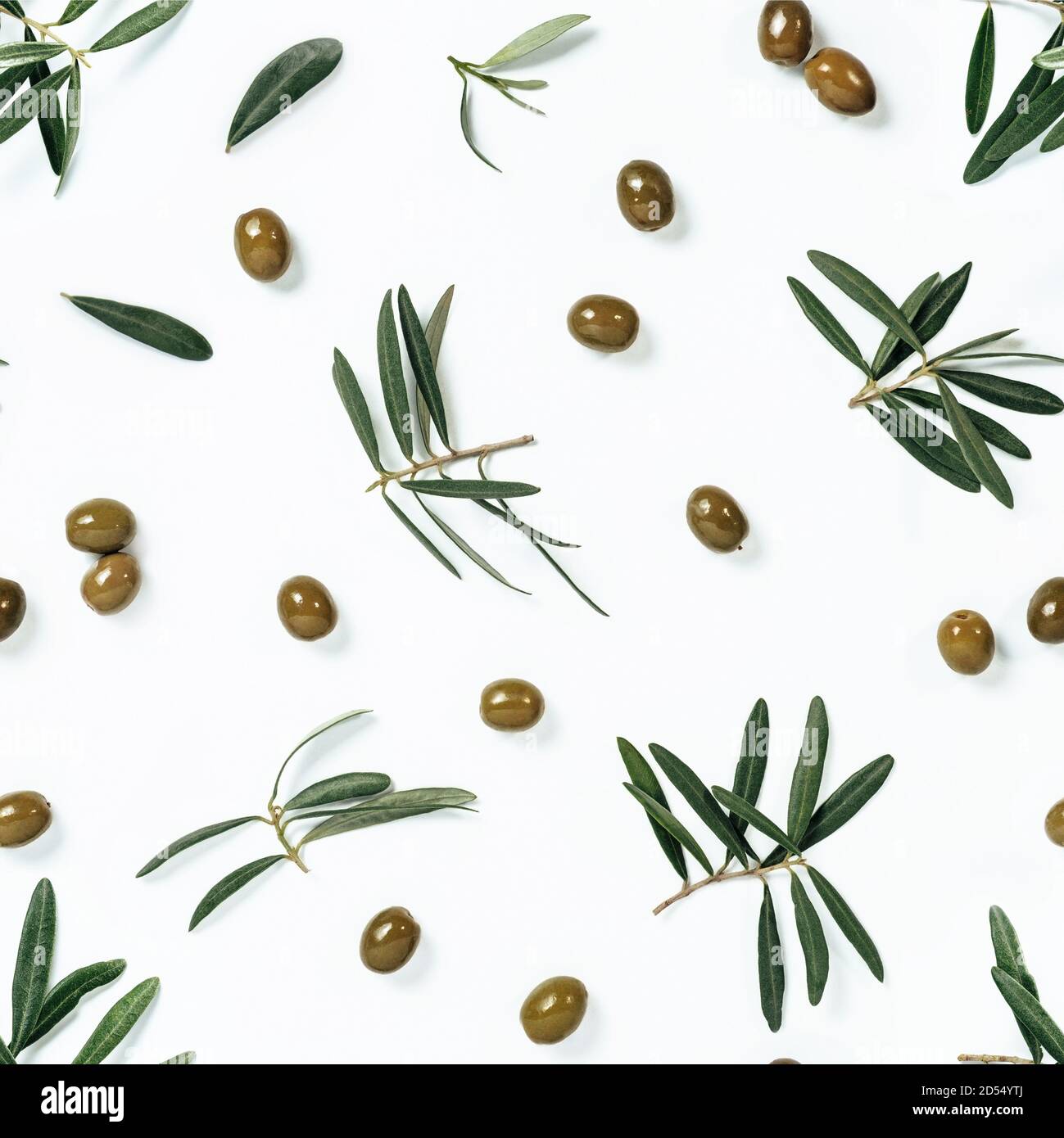 Nahtloses Muster mit grünen Oliven und Olivenbaumblättern und Ästen auf weißem Hintergrund. Olivfarbenes Fotomuster Stockfoto