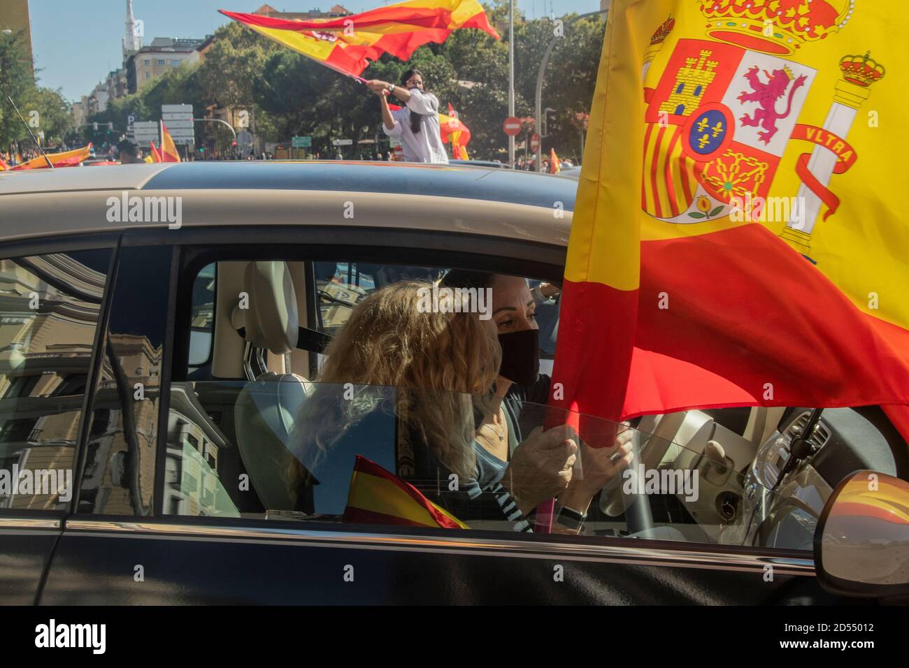 Madrid, Spanien. Oktober 2020. Mega-Demonstration mit dem Auto von der rechtsextremen Partei Vox aufgerufen, um den Hispanic Day in Madrid zu gedenken. (Foto von Alberto Sibaja/Pacific Press) Quelle: Pacific Press Media Production Corp./Alamy Live News Stockfoto