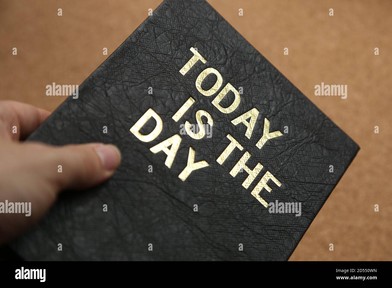 Schwarzes Copybook mit 'Today is the day' darauf geschrieben Stockfoto