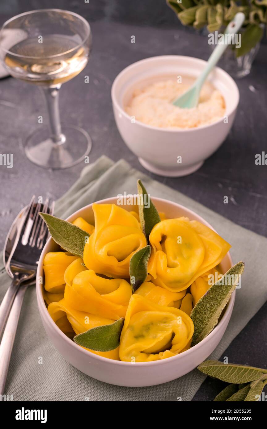 Tortelloni mit Salbeiblättern, Ricotta und Spinat. Italienische Pasta und Weißwein. Traditionelle Bologna Küche, Emilia Romagna Region. Hochwertige Fotos. Speicherplatz kopieren Stockfoto