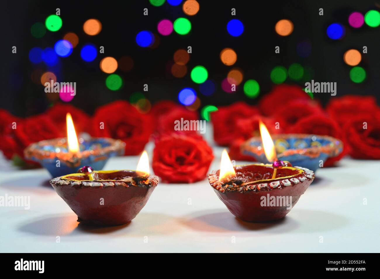 Diwali Dekoration mit bunten Öllampen und Blumen Hintergrund Stockfoto
