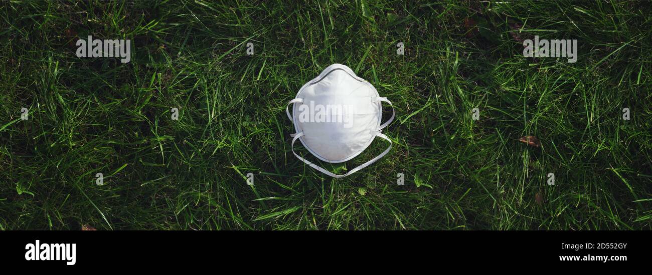 Gesichtsmaske auf dem Gras. Konzept Der Luftverschmutzung, Lungenentzündung Ausbrüche Stockfoto