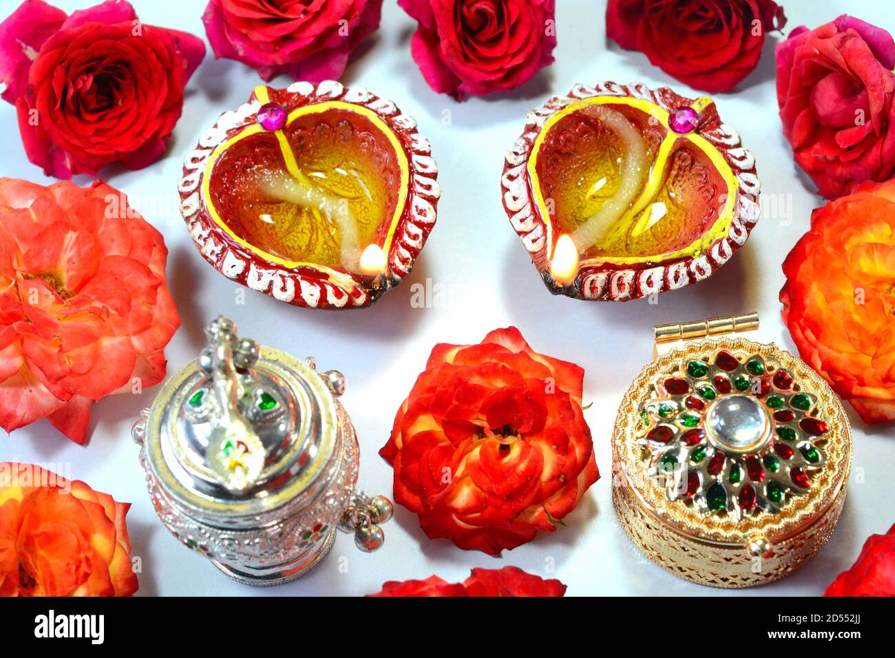Dekoriert Öllampen und Rosen während Diwali Festival Feier Stockfoto