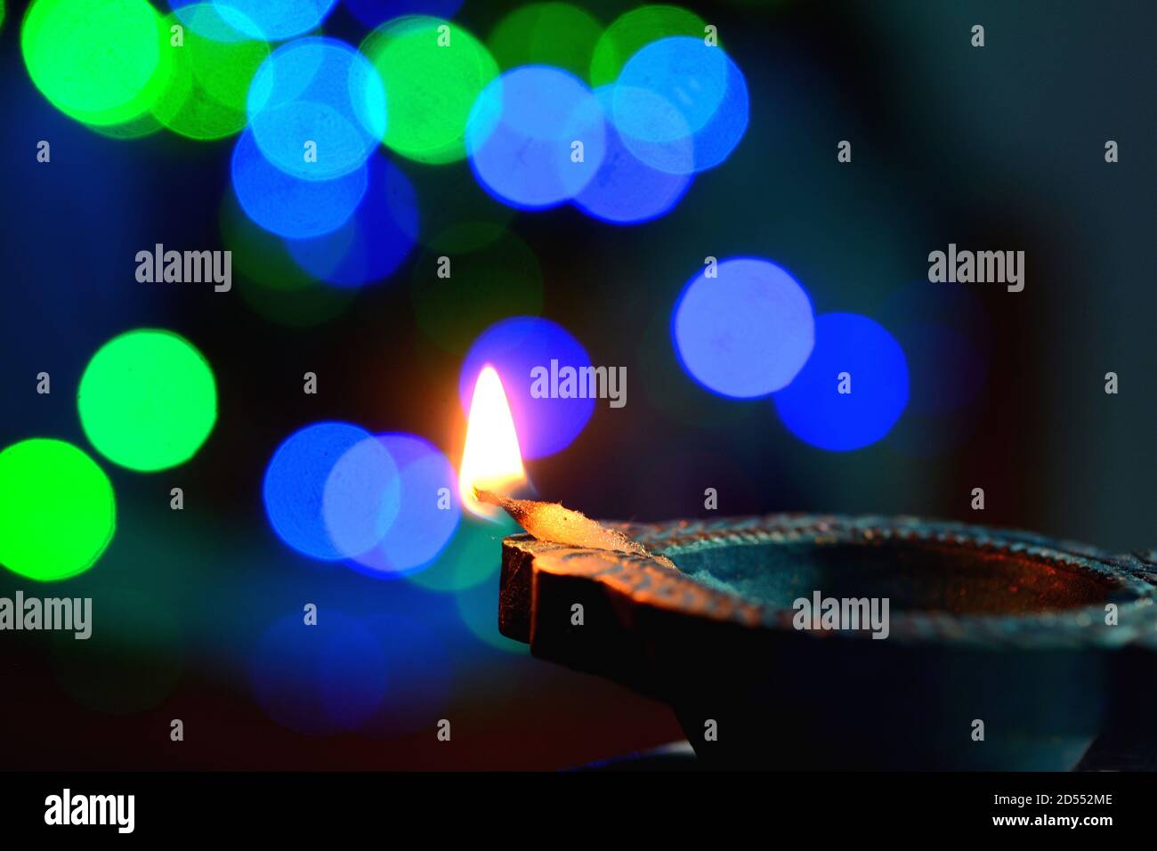 Diwali Dekoration mit bunten Öllampe mit Hintergrundbeleuchtung Bokeh Stockfoto