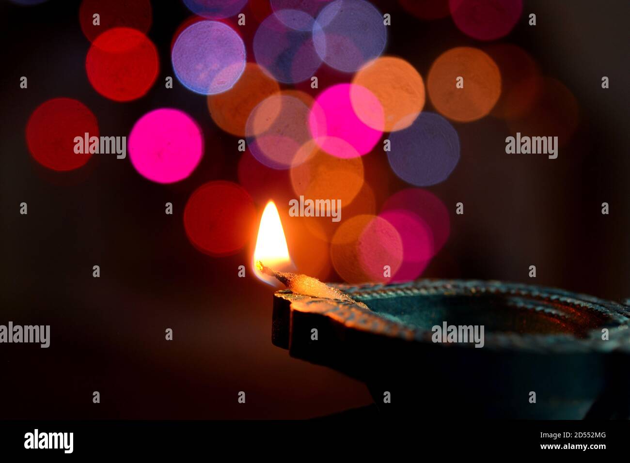 Diwali Dekoration mit bunten Öllampe mit Hintergrundbeleuchtung Bokeh Stockfoto