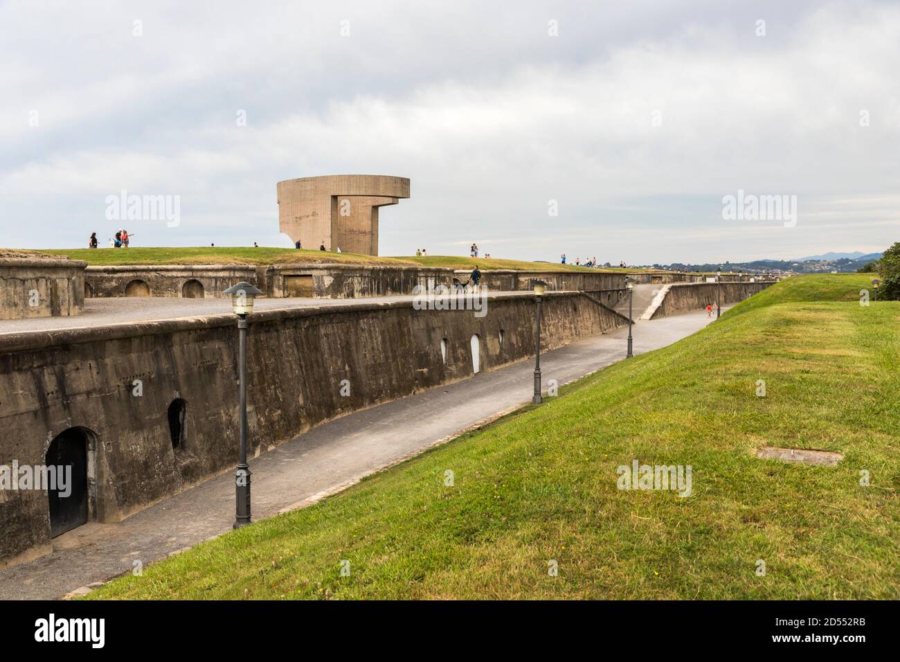 Gijon, Spanien. Der Elogio del horizonte (Kompliment an den Horizont), ein Denkmal des spanischen Bildhauers Eduardo Chillida in Cerro de Santa Catalina Hügel Stockfoto