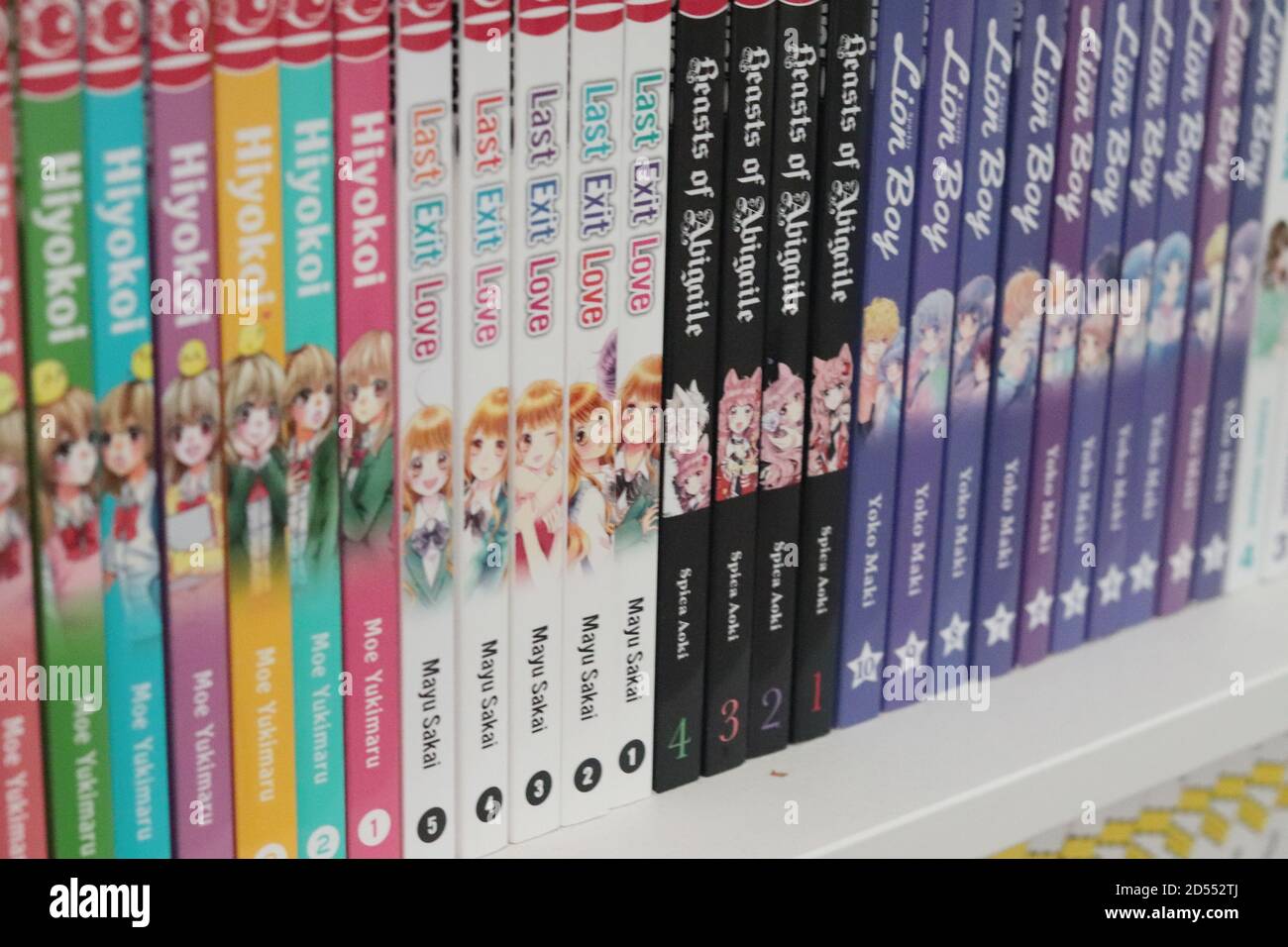 BERLIN, DEUTSCHLAND - 11. Okt 2020: Blick auf ein Regal mit verschiedenen Mangas, Konzept für Fans Stockfoto