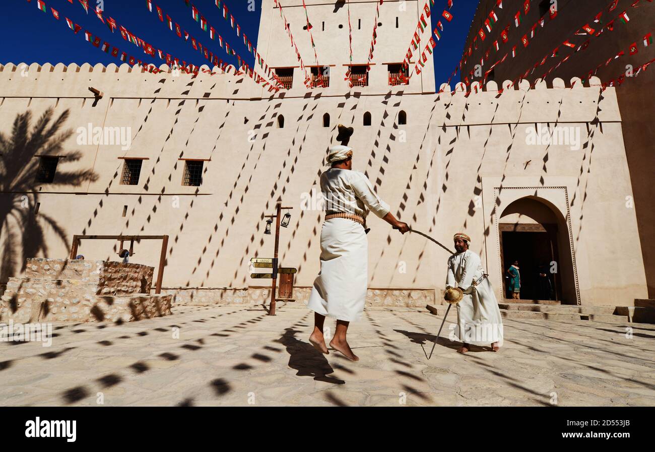 Traditioneller omanischer Schwerttanz in Nizwa Fort, Oman. Stockfoto