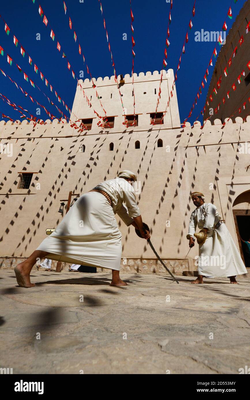 Traditioneller omanischer Schwerttanz in Nizwa Fort, Oman. Stockfoto
