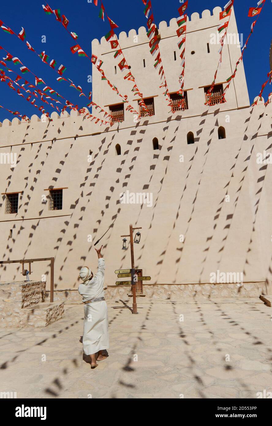 Traditioneller omanischer Schwerttanz in Nizwa Fort, Oman. Stockfoto